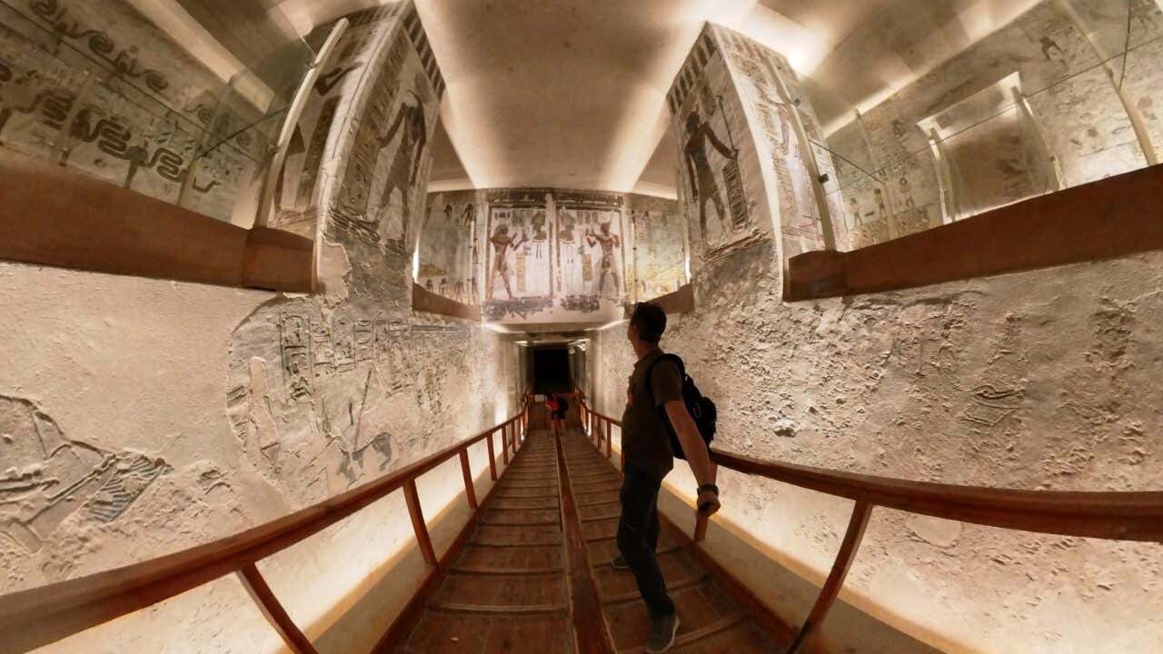 Un hombre en el interior del necrópolis del Valle de los Reyes.
