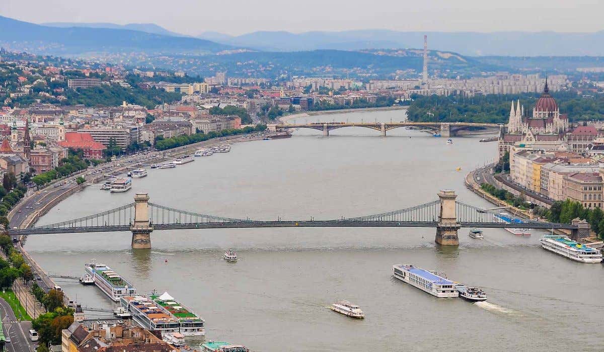 Vista del puente de la Cadenas sobre el Danubio en Budapest.