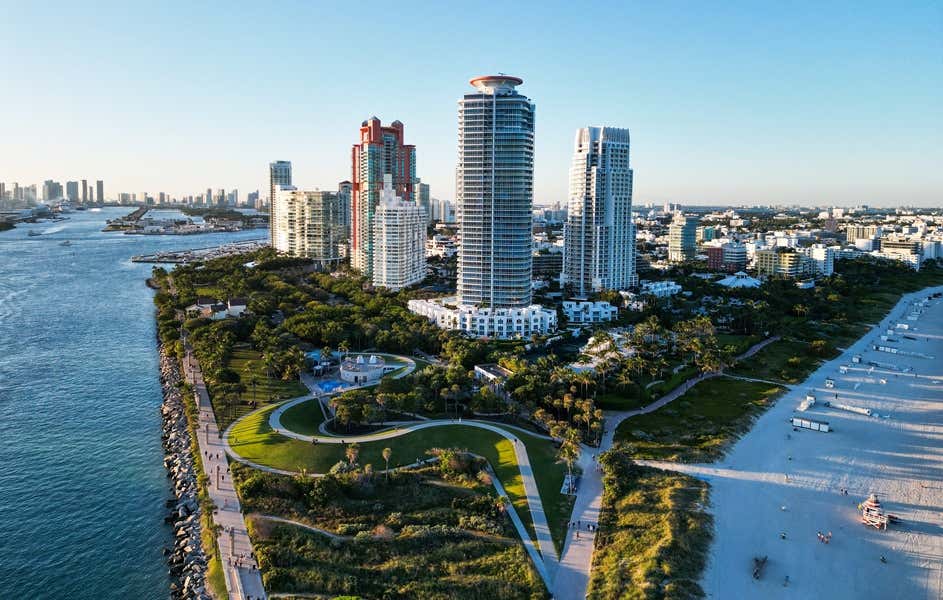Skyline de Miami rodeada pelo mar com uma grande área verde em primeiro plano