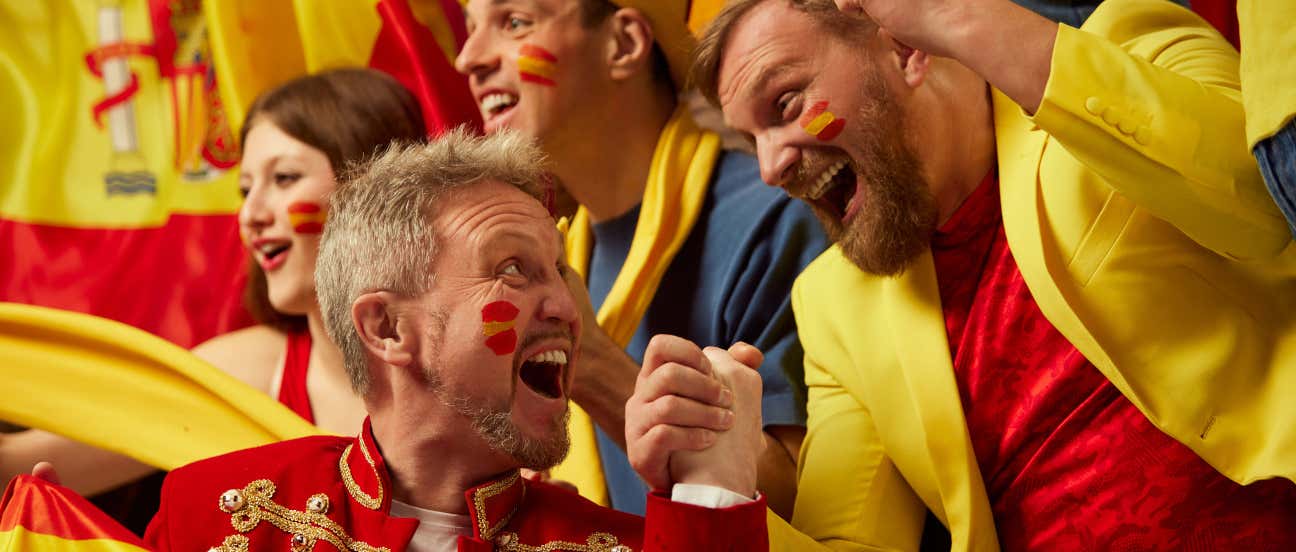 Aficionados de la selección española animando en una grada de un estadio