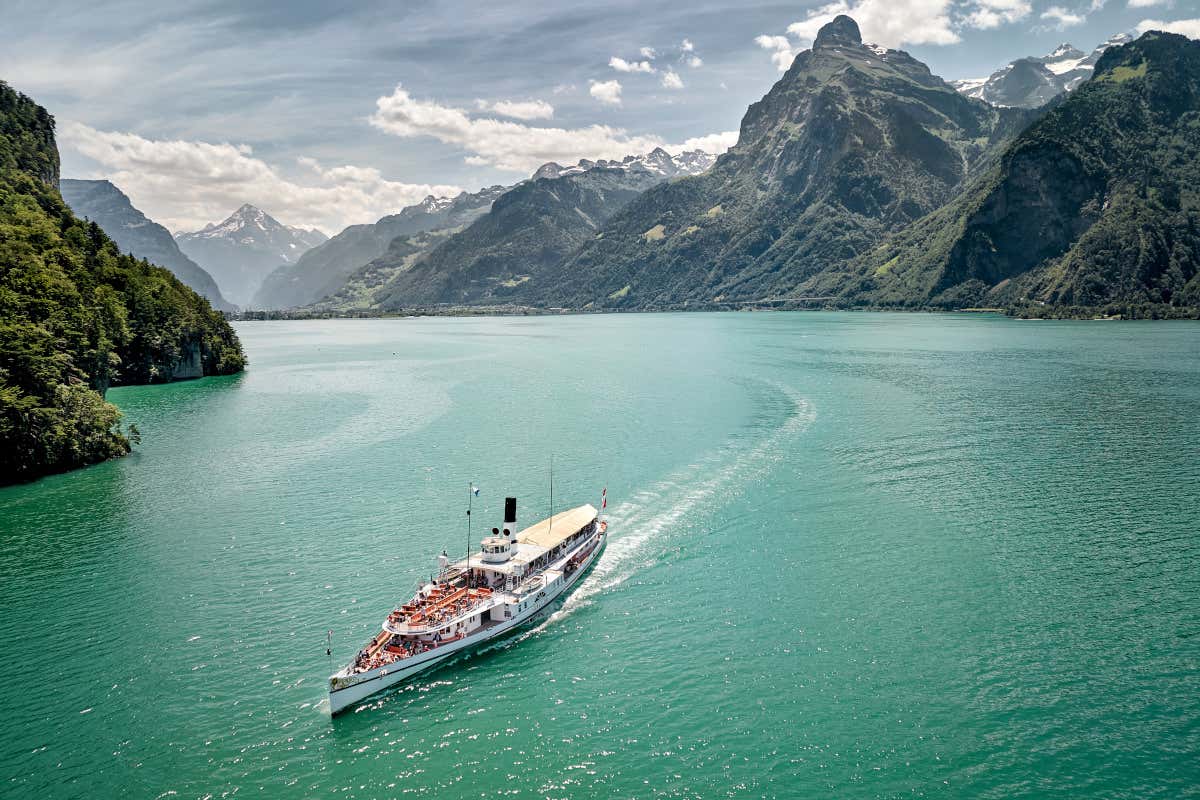 Barco histórico de vapor navegando por el lago de los Cuatro Cantones, en el interior de Suiza