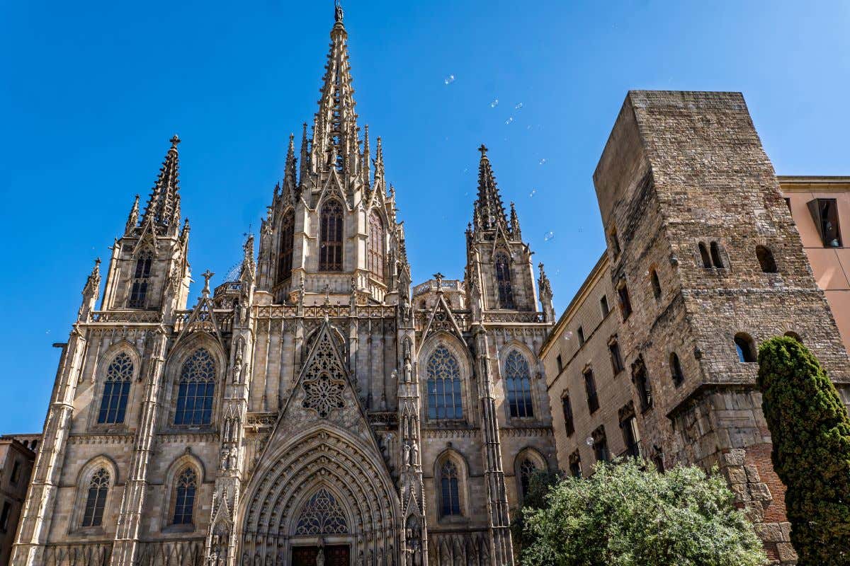 Fachada de la Catedral de la Santa Cruz y Santa Eulalia, comúnmente conocida como la Catedral de Barcelona