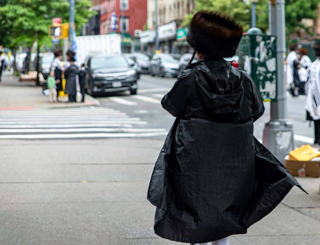 Un miembro de la comunidad judía ortodoxa de Nueva York, en el barrio de Williamsburg en Brooklyn