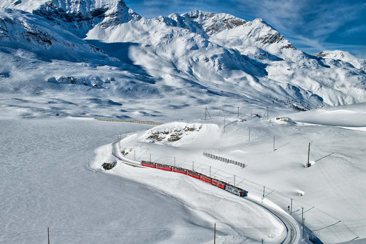 Bernina Express, uno de los principales trenes de Suiza, atravesando un paraje nevado