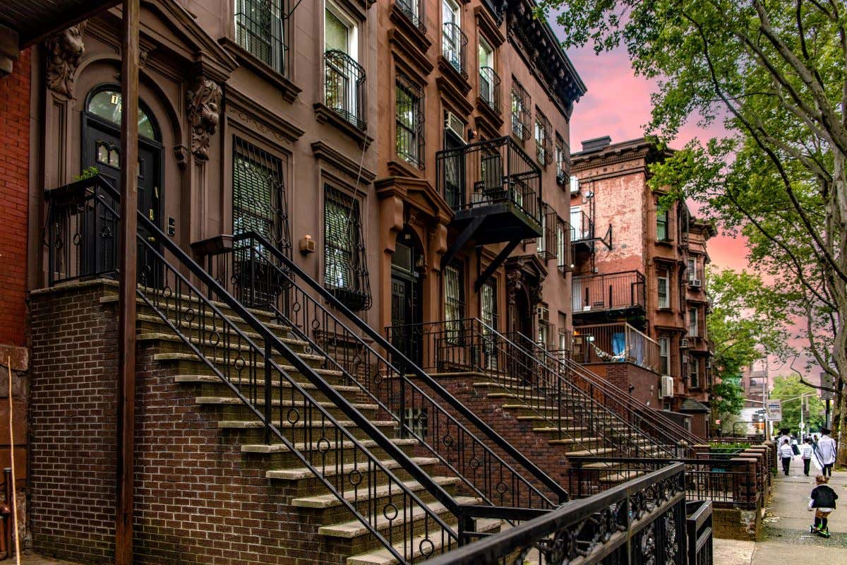 Casas típicas de ladrillo del barrio judío de Brooklyn, Williamsburg 