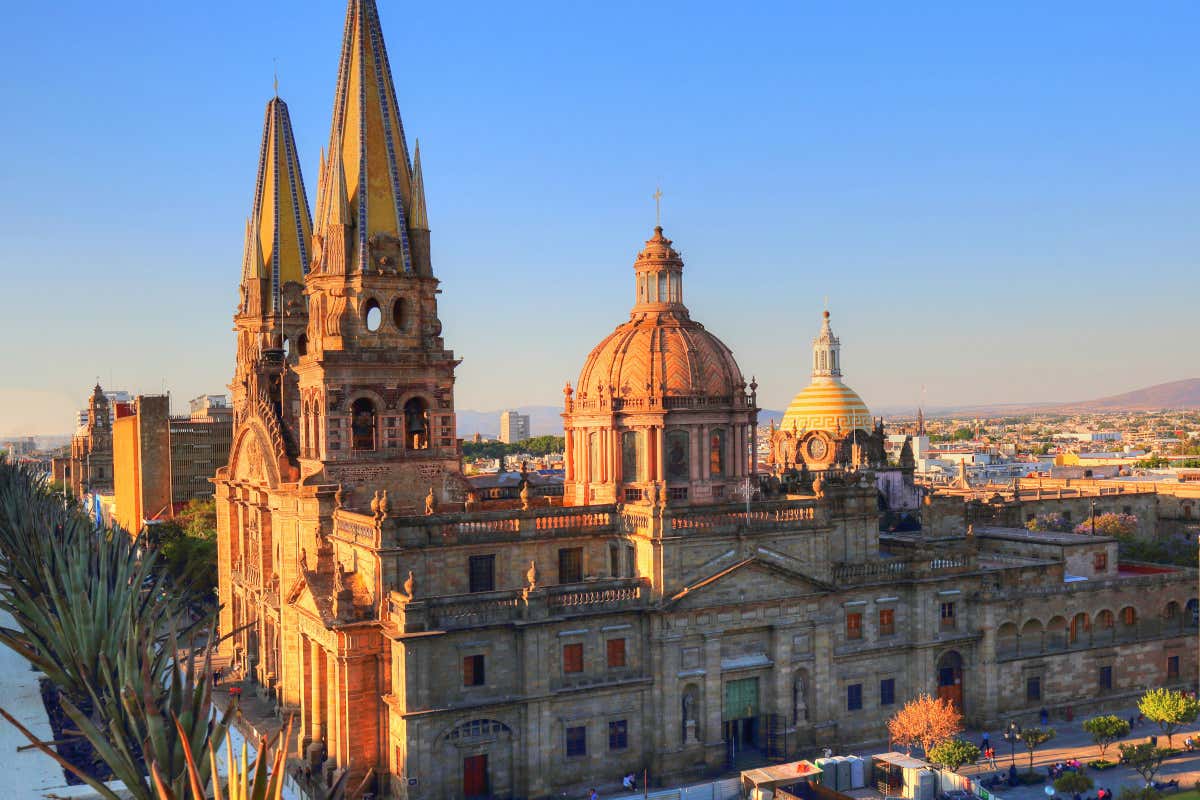 Vista aérea de la catedral de Guadalajara, México, una de las ciudades donde Colombia jugará en el Mundial 2026