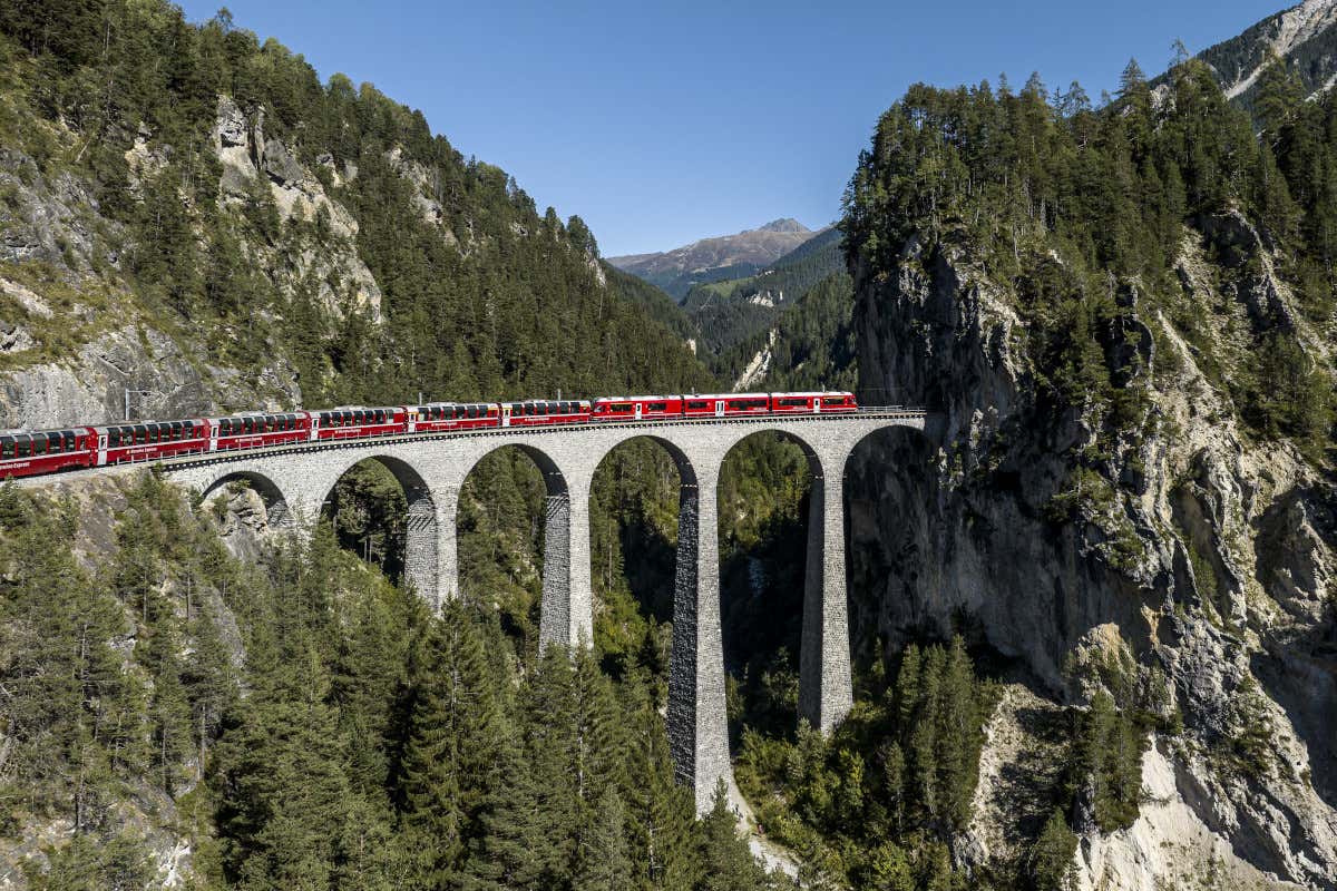 Bernina Express, uno de los trenes más bonitos de Suiza, en el viaducto de Landwasser