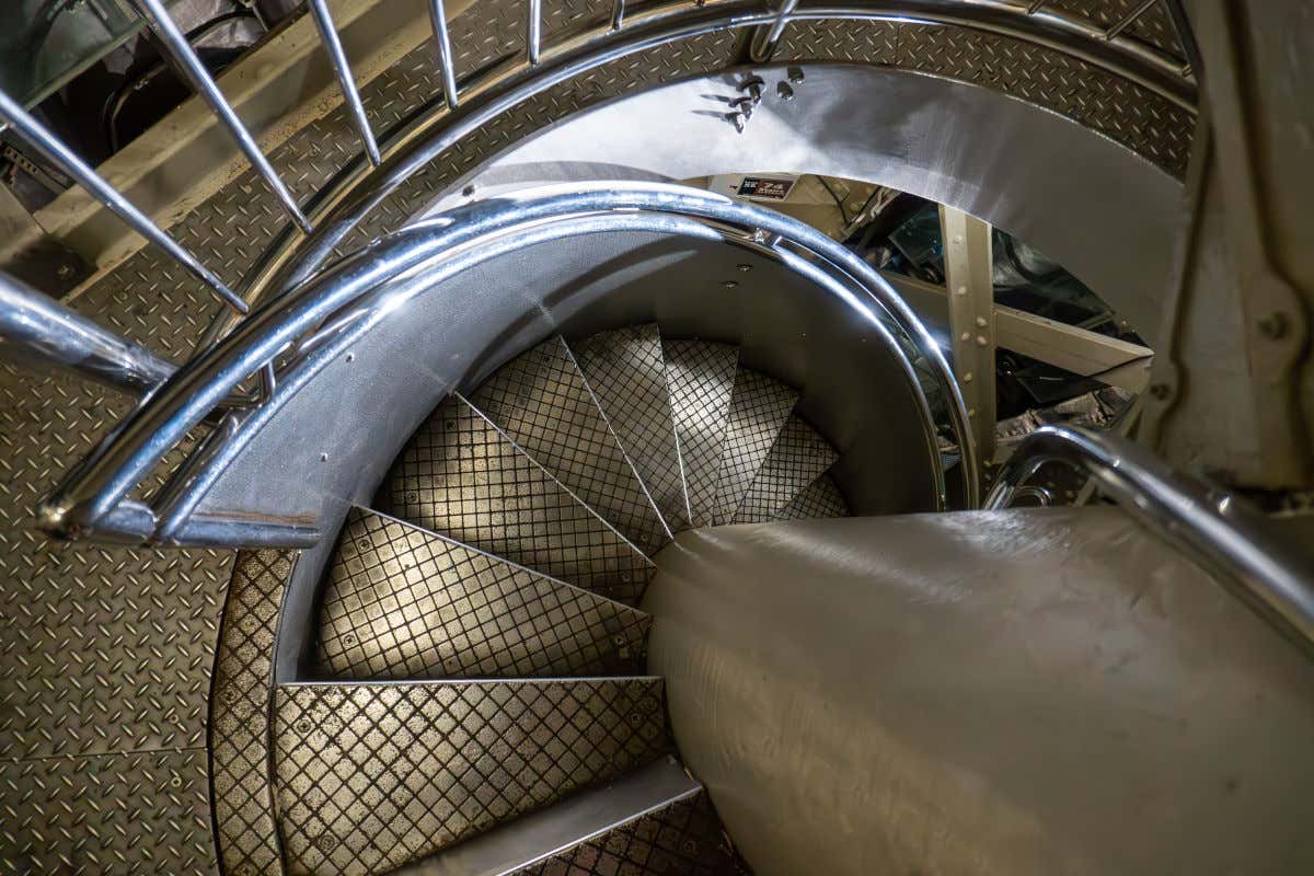 Escaleras de caracol metálicas del interior de la Estatua de la Libertad
