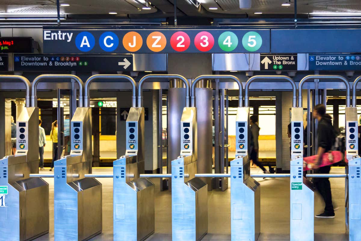 Tornos de entrada a una estación de metro de Nueva York