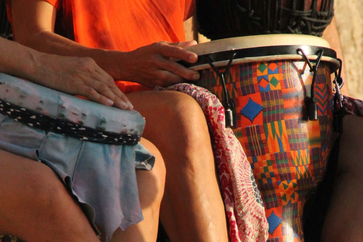 Varias personas haciendo música en la fiesta de los tambores de Benirrás