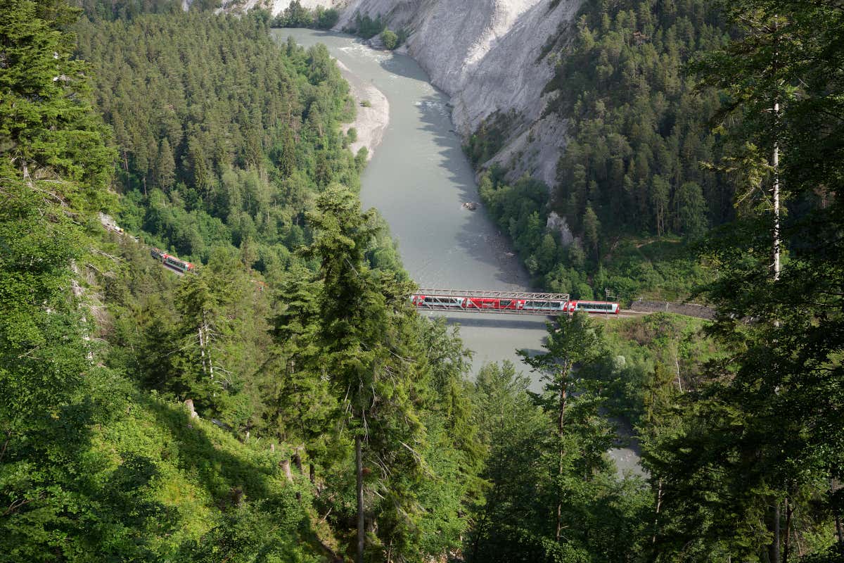 Tren Glacier Express atravesando el desfiladero del Rheinschlucht, en Suiza