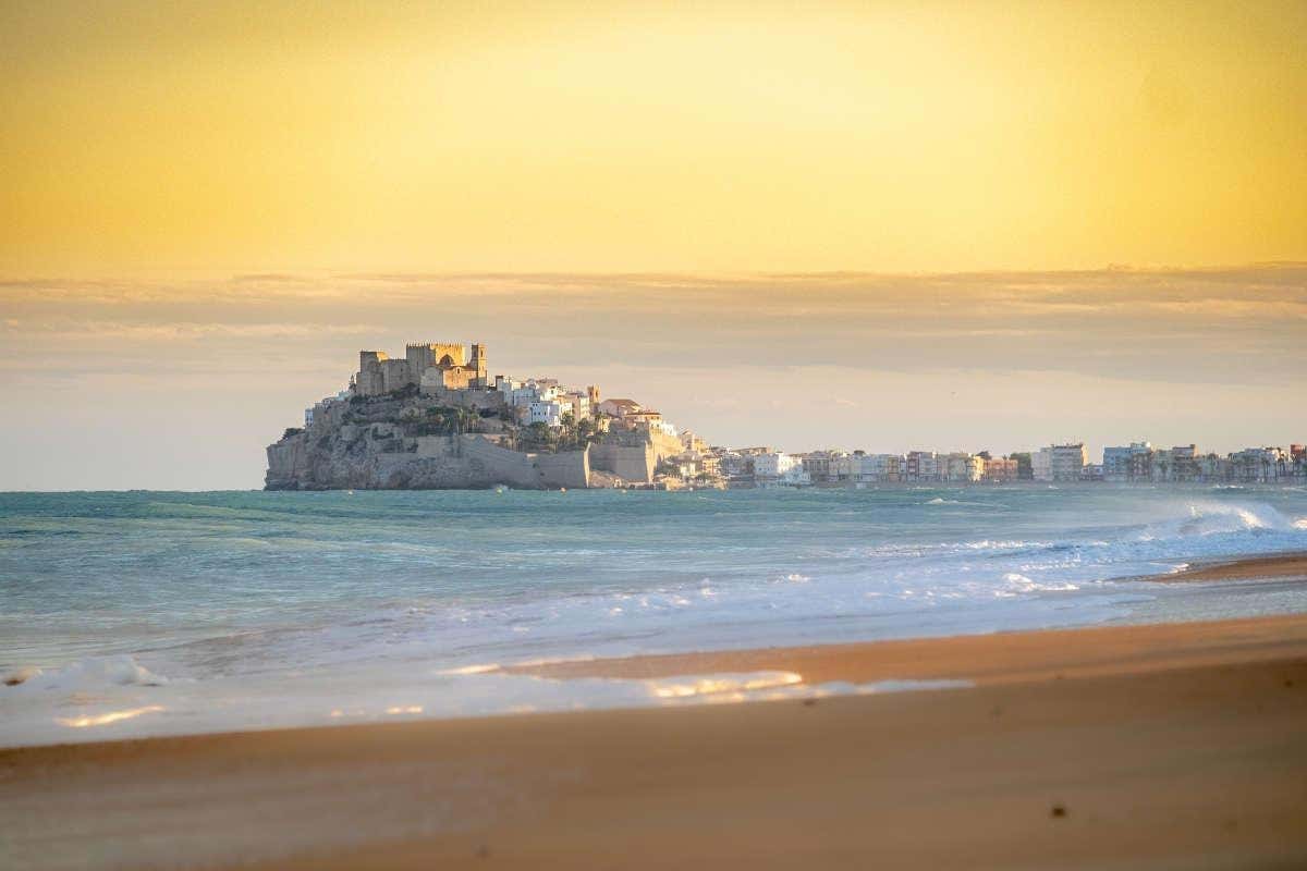 Panorámica de Peñíscola desde la Playa Norte, una de las mejores de Castellón