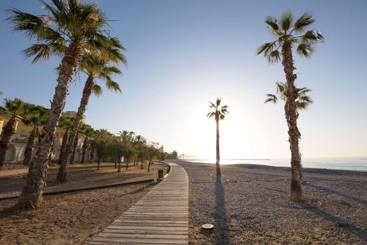 Pasarela de madera en un paseo marítimo de una playa de Benicàssim al amanecer