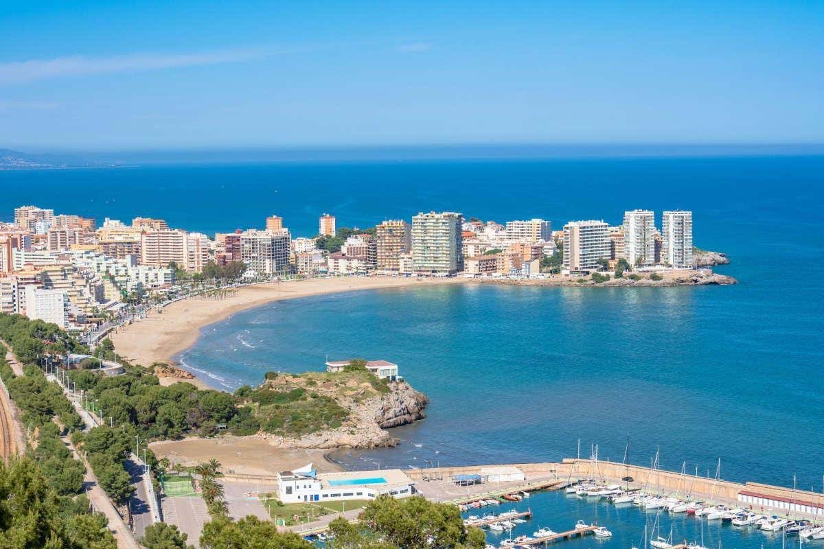 Vistas aéreas de una playa en forma de concha con rascacielos en Oropesa del Mar