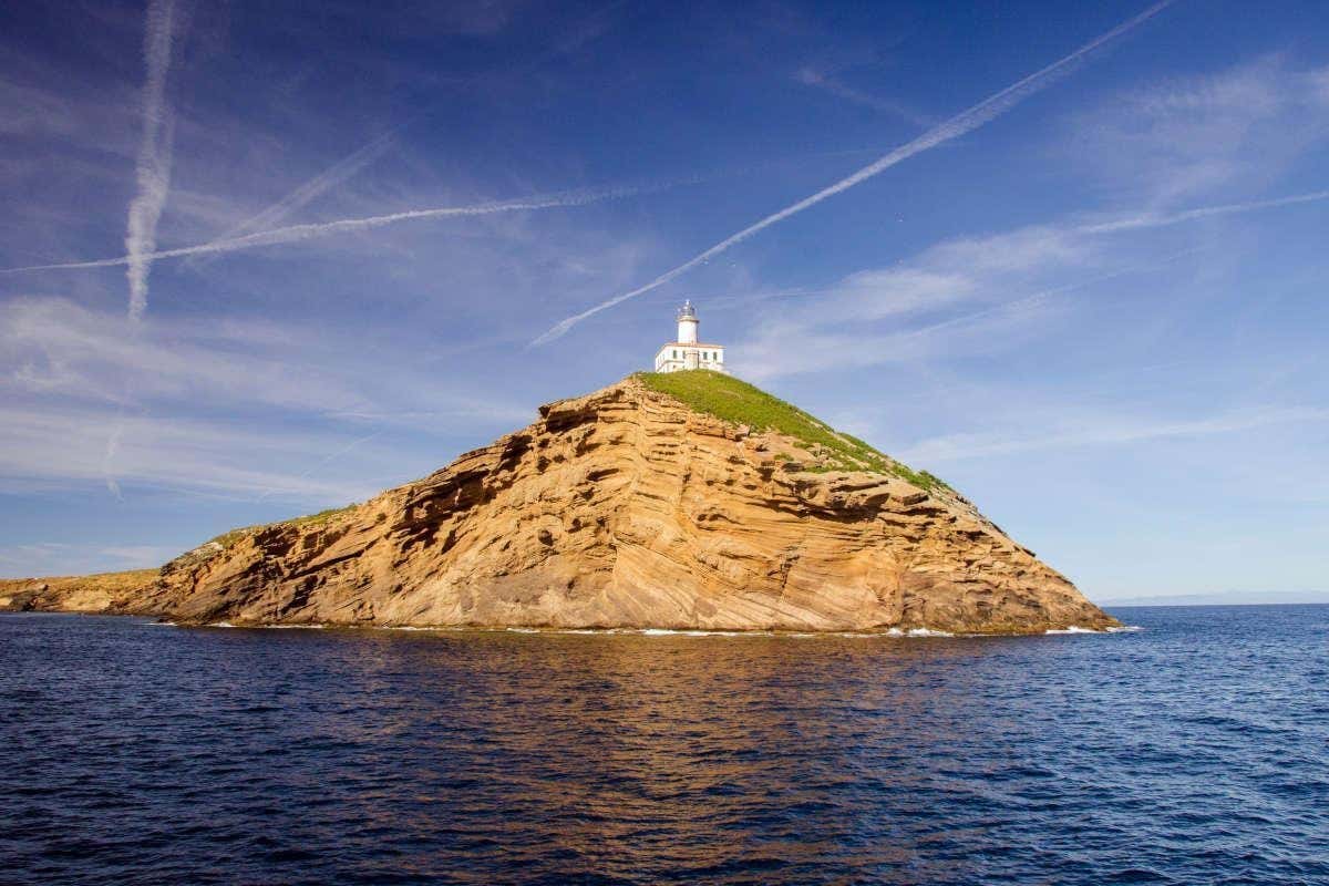 Islote con un faro en la parte superior en las Islas Columbretes en un día soleado