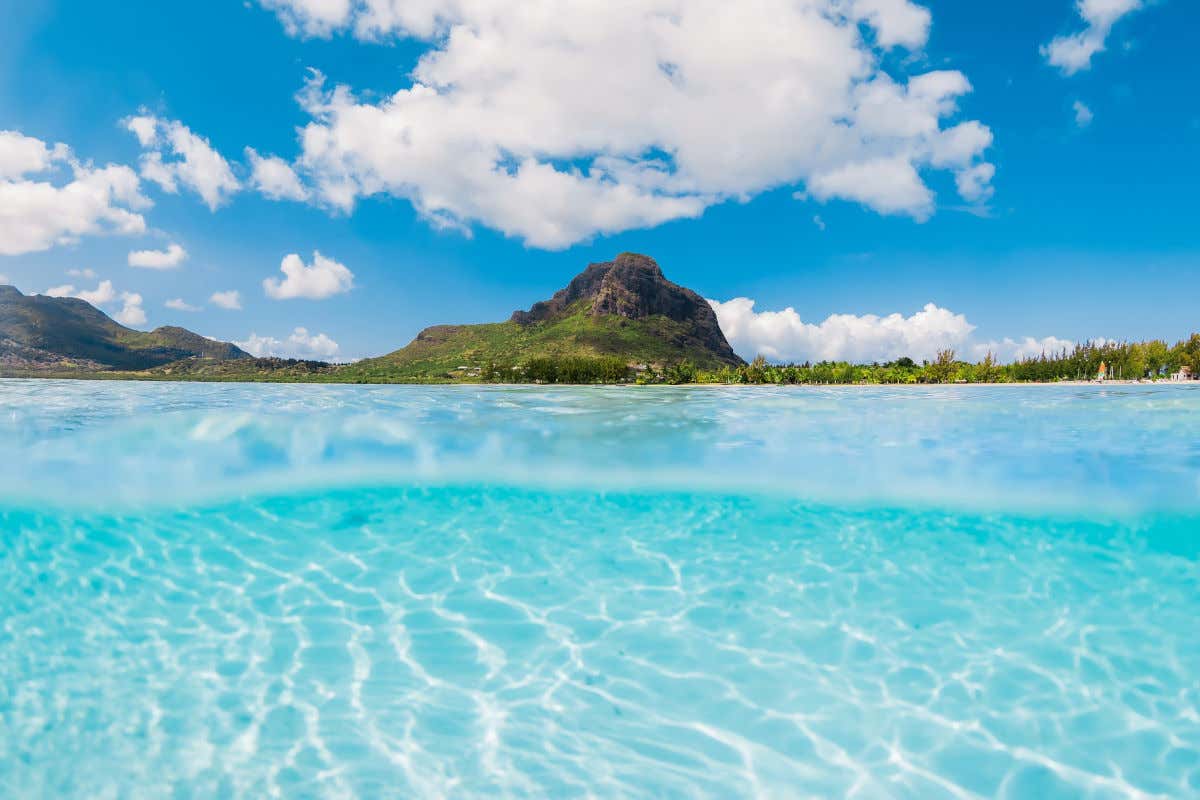Le Morne, una de las montañas más bonitas de Mauricio, vista desde una playa de aguas cristalinas