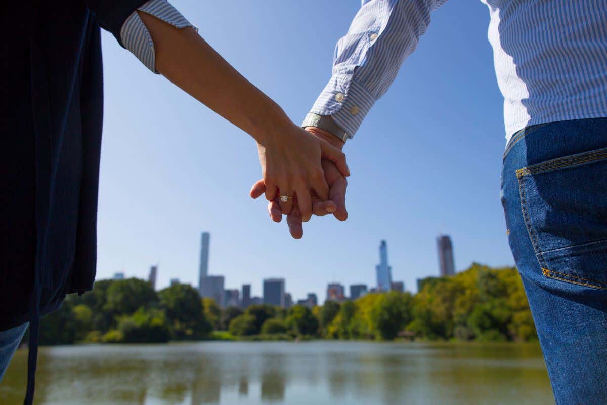 Pareja tomados de la mano frente a Central Park en la ciudad de Nueva York