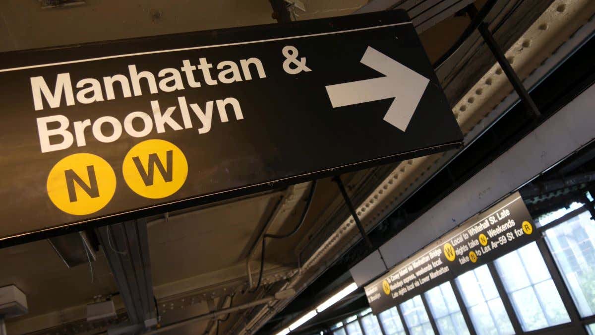 Señal del metro de Nueva York que indica Manhattan y Brooklyn 