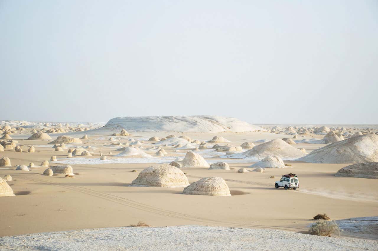 Un 4x4 traverse le Désert Blanc, l'un des sites incontournables à faire en Égypte