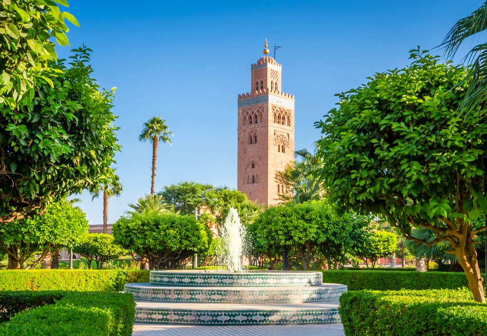 The Kutubiyya Mosque in Marrakech with vegetation.