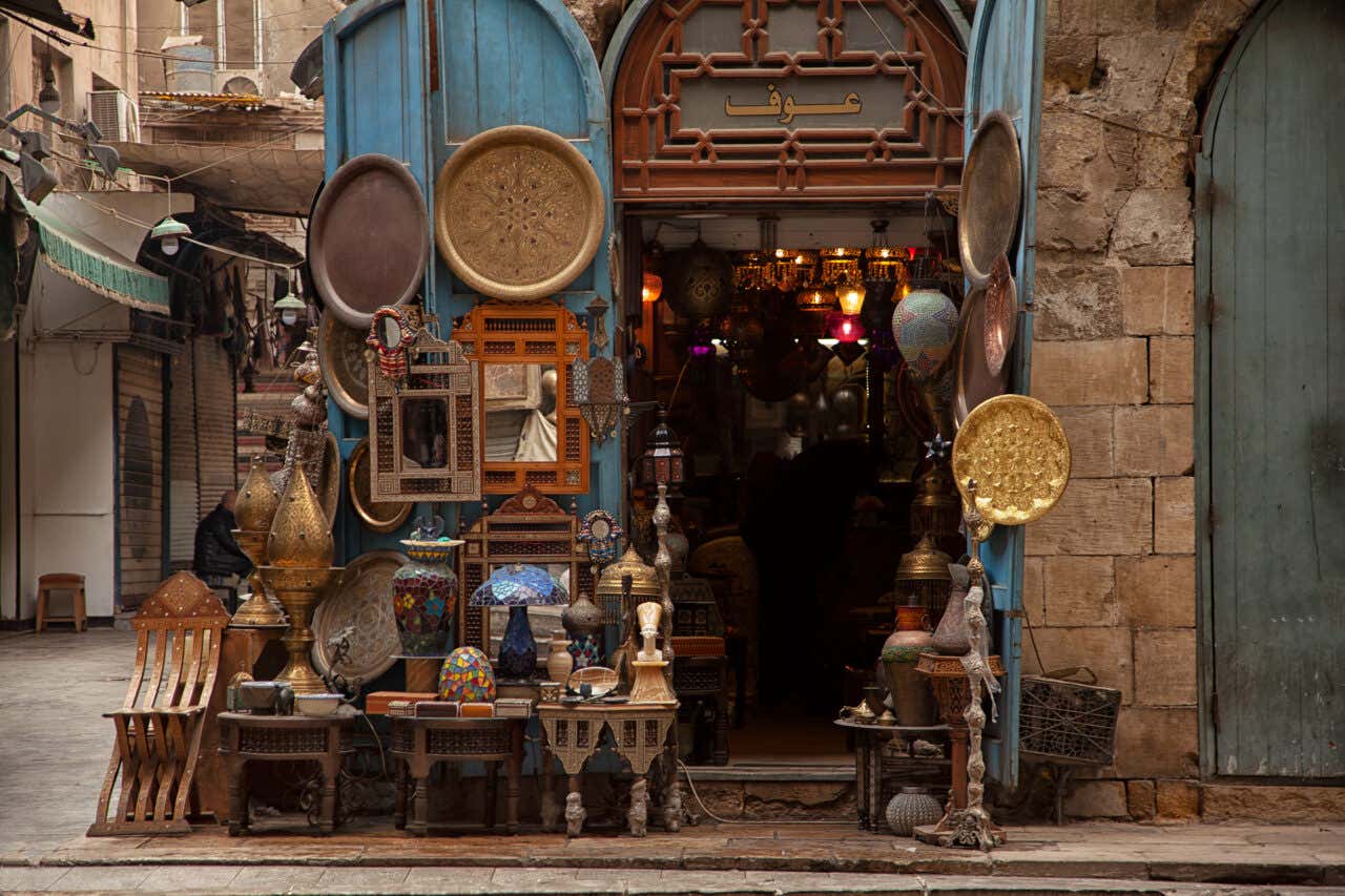 Devanture d'une boutique du Khan el-Khalili au Caire, avec des lanternes et de l'artisanat local