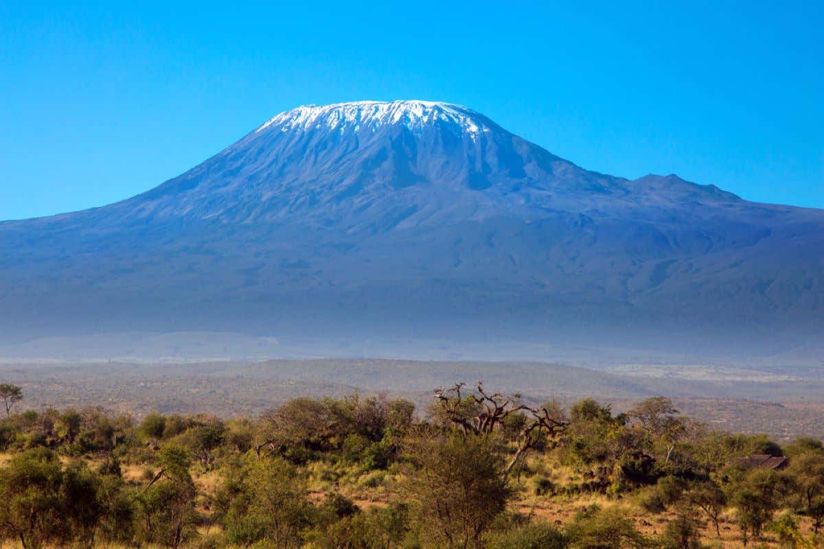 Vistas del Monte Kilimanjaro, la montaña más alta de África, con nieve,.