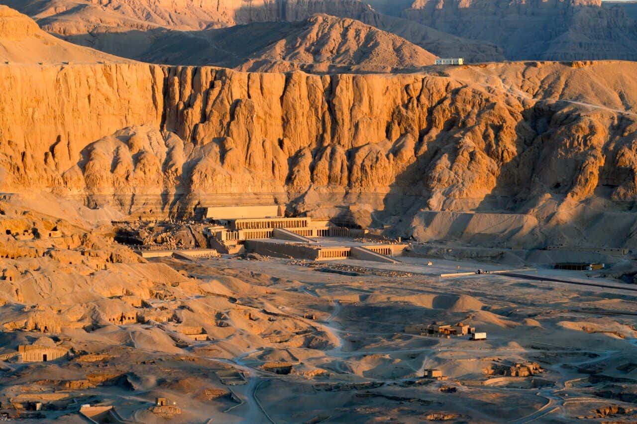 Vue panoramique de la Vallée des Rois avec le temple d'Hatchepsout au centre, des sites incontournables à faire en Égypte