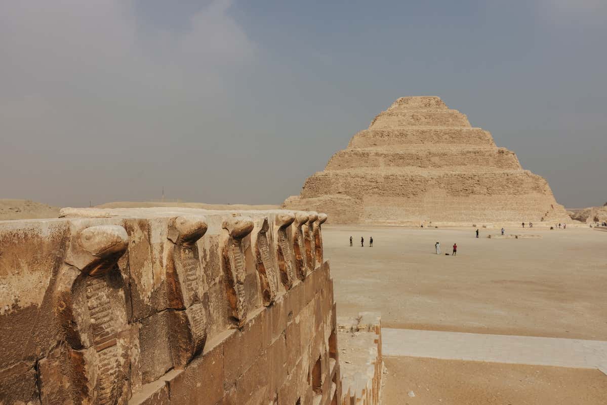 Mur de cobras à la pyramide de Djoser, une visite à faire en Égypte
