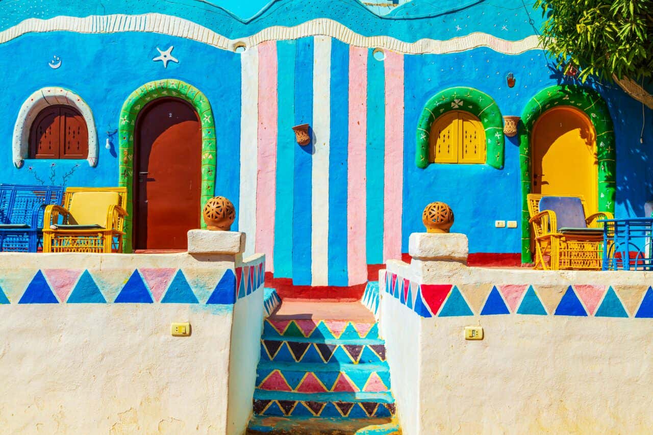 Façade colorée d'une maison de Gharb Soheil, un village nubien à découvrir en Égypte