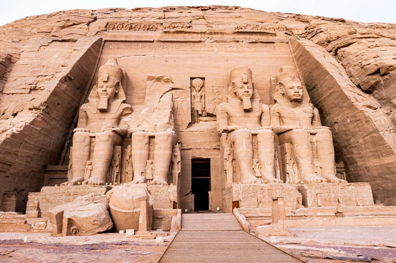 Entrée du temple d'Abou Simbel creusé dans la falaise, un site incontournable en Égypte