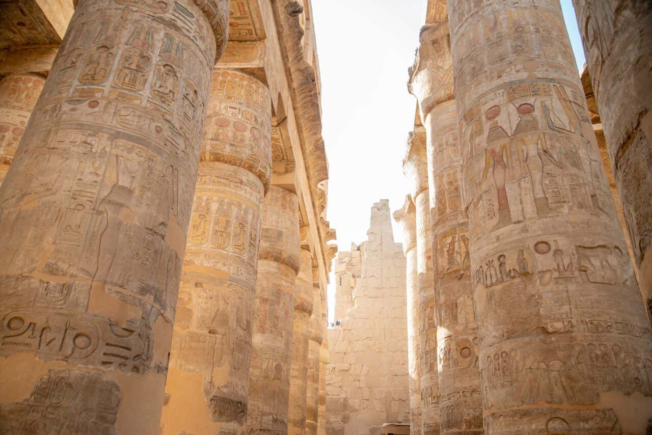 Détail des colonnes du temple de Karnak à Louxor, en Égypte