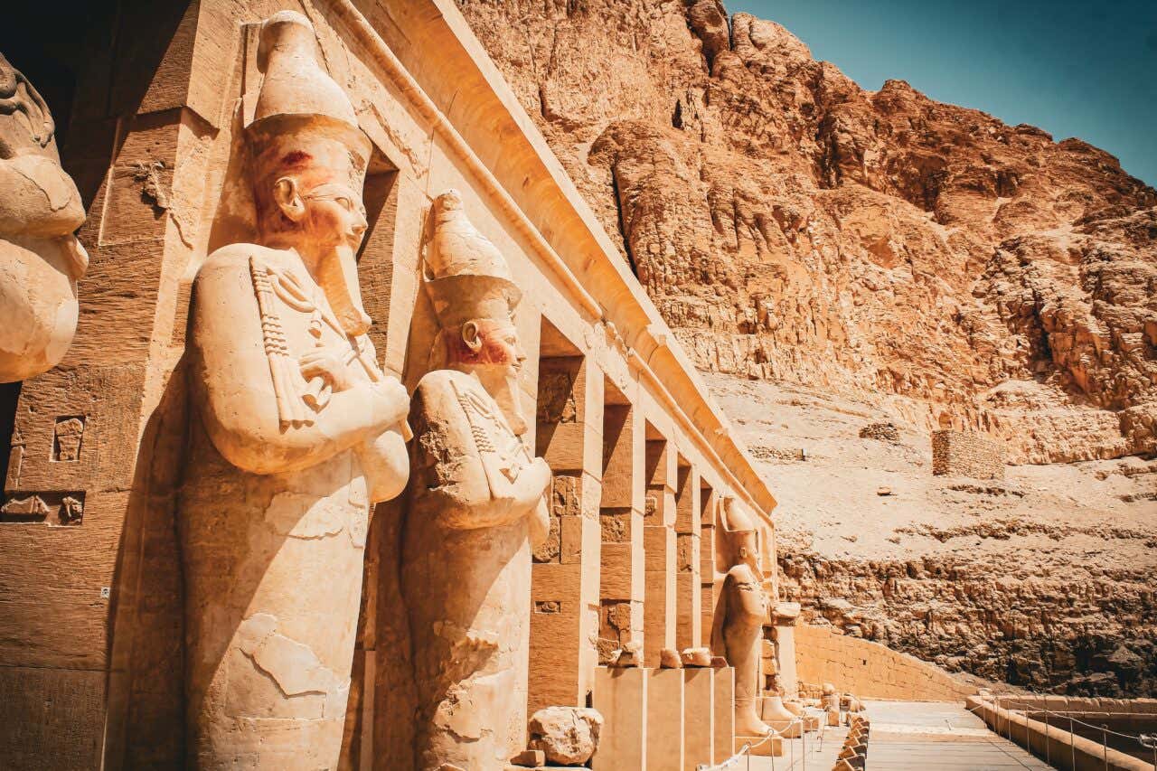 Sculptures formants l'architecture du temple d'Hatchepsout à ne pas manquer lors d'un voyage en Égypte