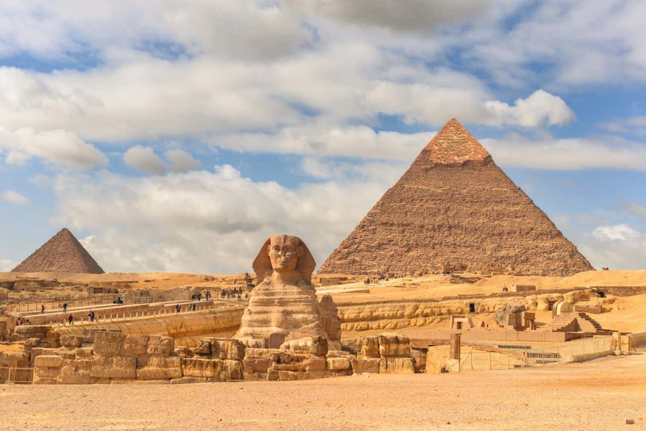Vue panoramique du Sphinx et des pyramides de Gizeh en arrière-plan, parmi les 15 incontournables à faire en Égypte