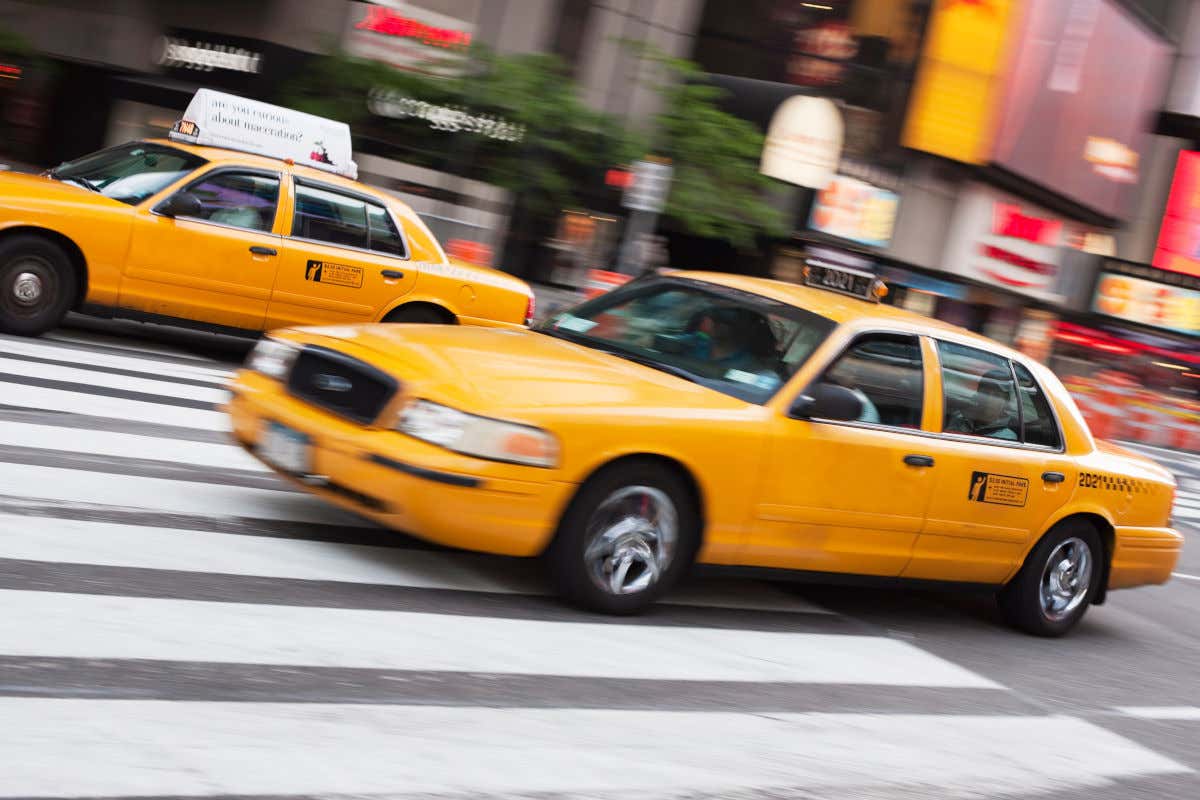 Taxis amarillos de Nueva York condiciendo por Manhattan