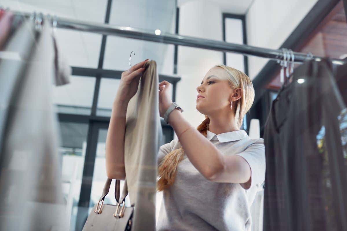 Una chica sujeta una chaqueta en una tienda de Nueva York