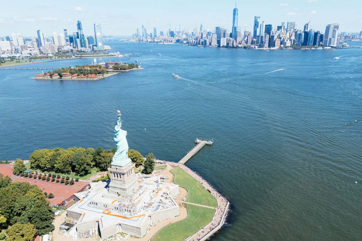 Vista aérea de la Estatua de la Libertad con los rascacielos de Nueva York y Nueva Jersey al fondo