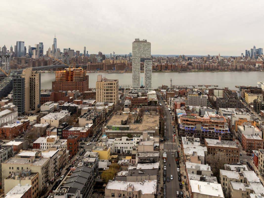 Vista aérea del barrio judío de Williamsburg con el skyline de Nueva York de fondo