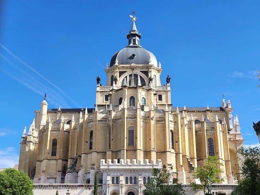 Vista exterior de la Catedral de Santa María la Real de la Almudena
con el cielo azul de fondo