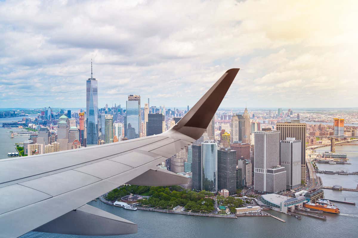 Un avión sobrevolando Manhattan y el río Hudson