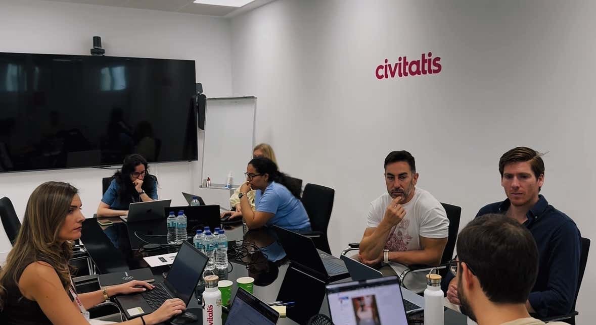 Uno de los grupos del Hackathon trabaja en una sala de las oficinas de Civitatis en la Gran Vía de Madrid