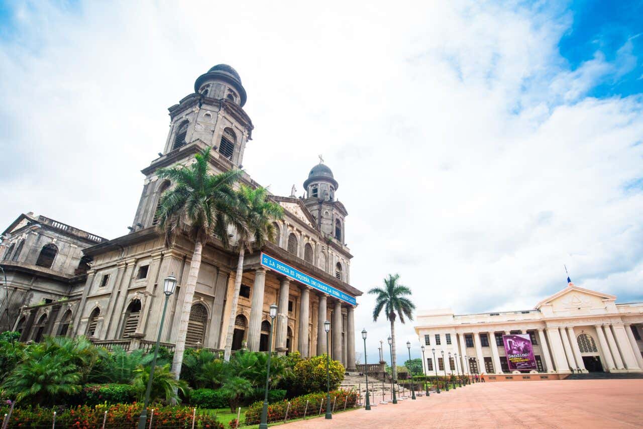 Antigua Catedral de Managua y el Palacio Nacional de la Cultura bajo un cielo nublado