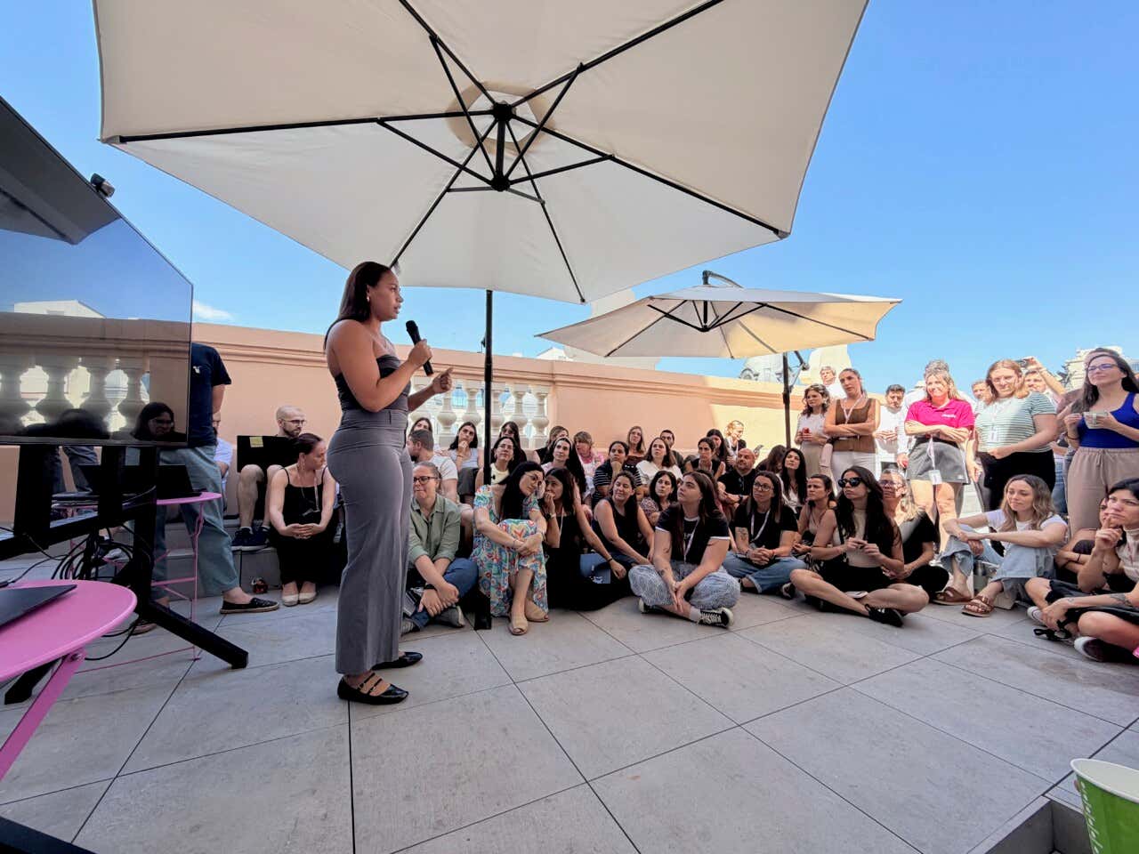 Revisión de los proyectos ganadores del Hackathon en la terraza de Civitatis