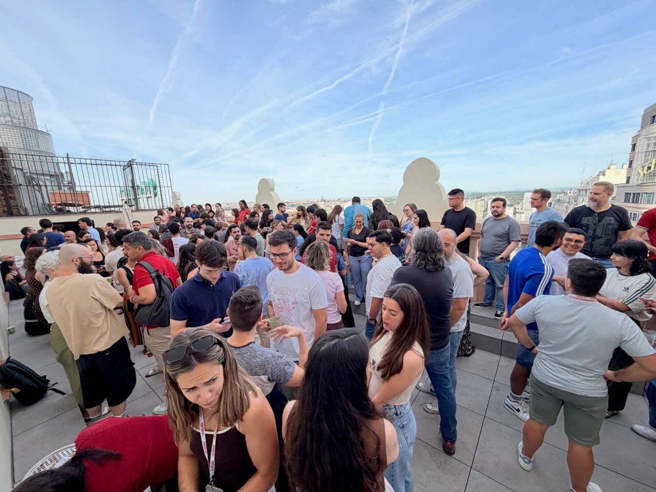 Trabajadores de Civitatis esperando indicaciones en la terraza de uno de los edificios de la Gran Vía de Madrid