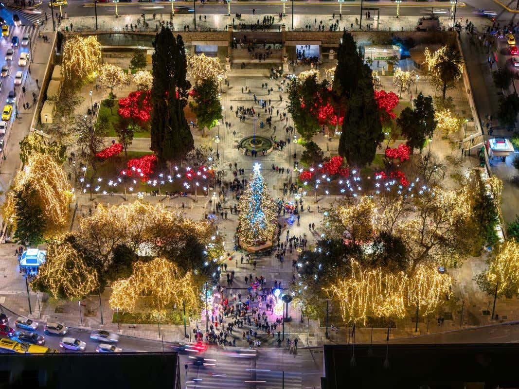Plaza Síntagma decorada con luces y motivos navideños