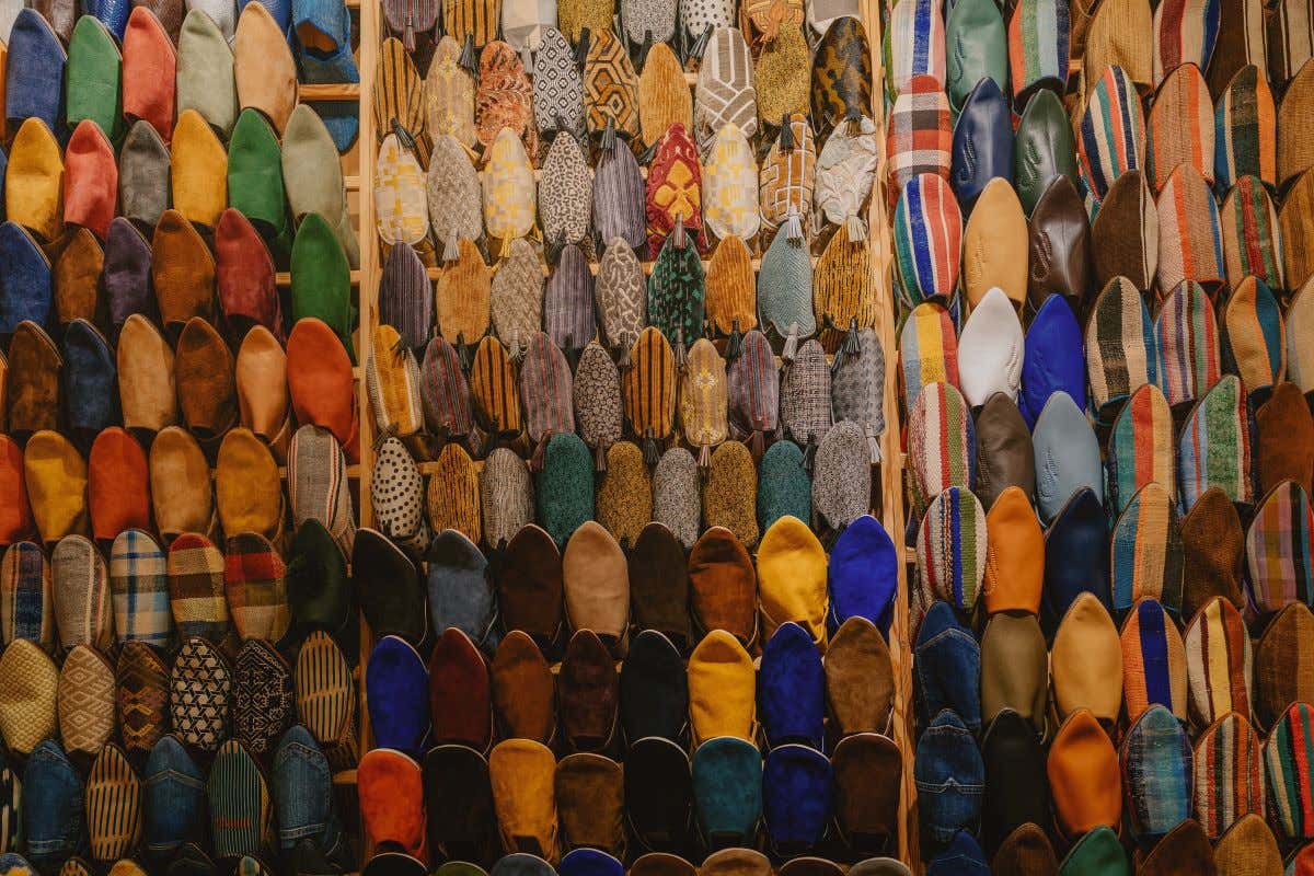 Babuchas de diferentes colores expuestas en un mercado tradicional