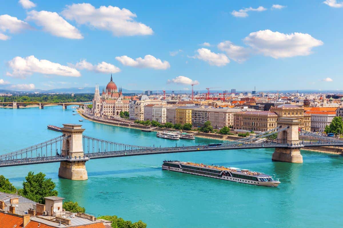Vista panorámica de Budapest con el Danubio, un puente y el Parlamento de fondo