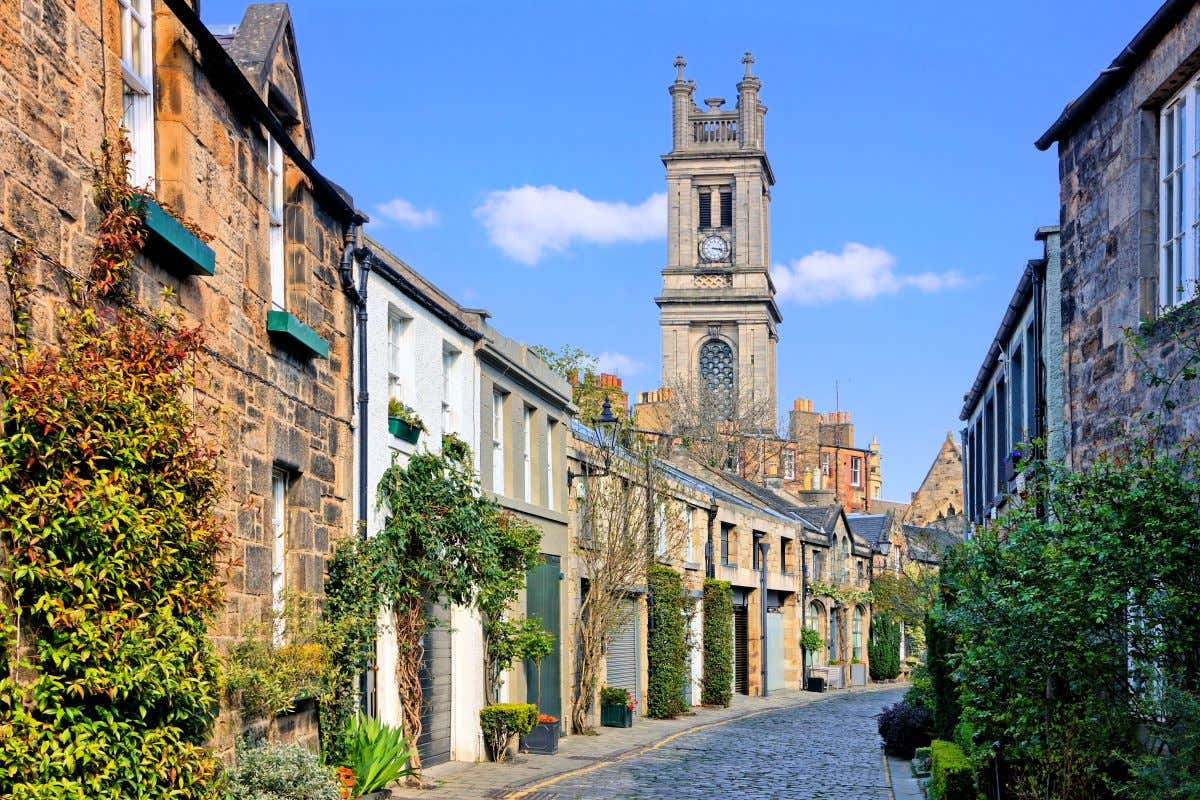 Calle de edimburgo en un día soleado de primavera