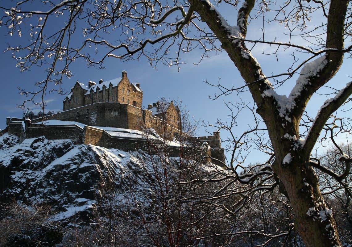 Castillo de Edimburgo nevado en inverno