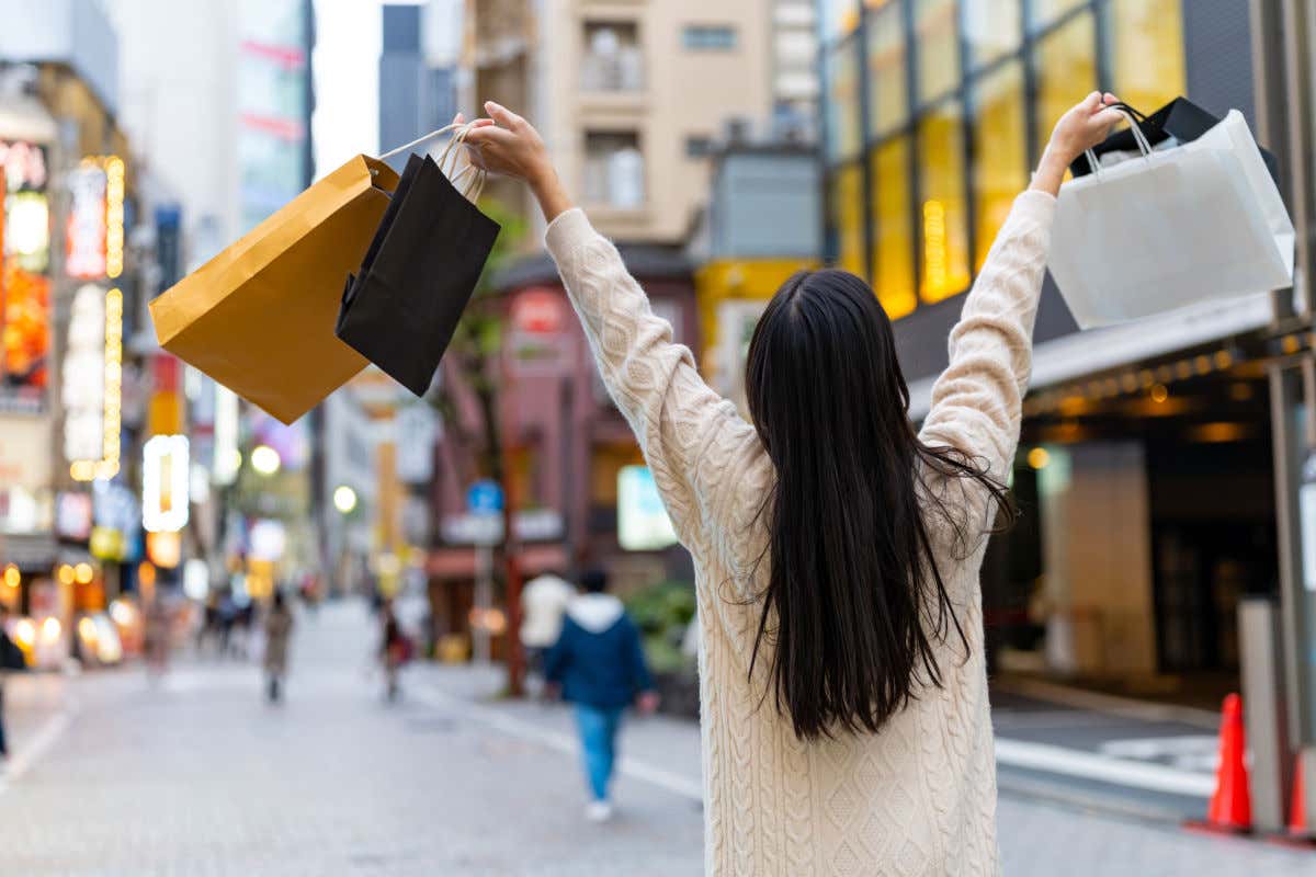 Una mujer haciendo compras en Japón