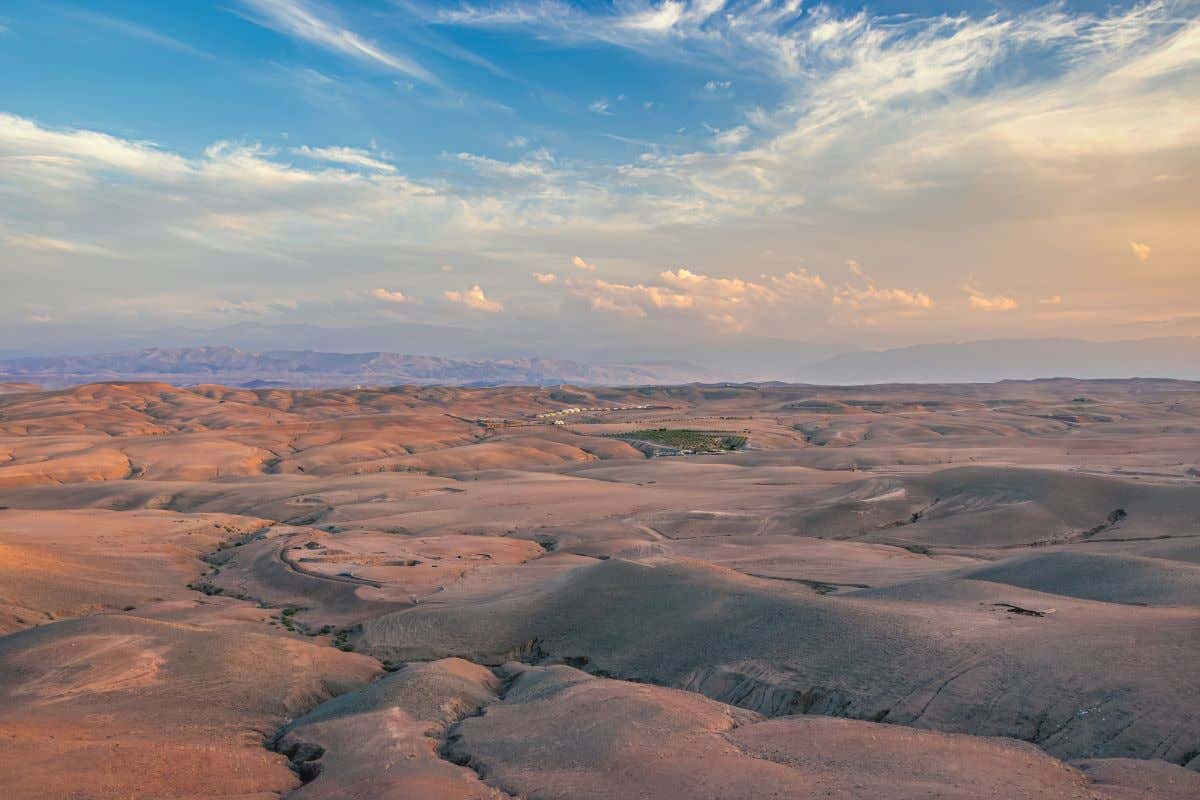 Vista panorámica del desierto de Agafay al atardecer